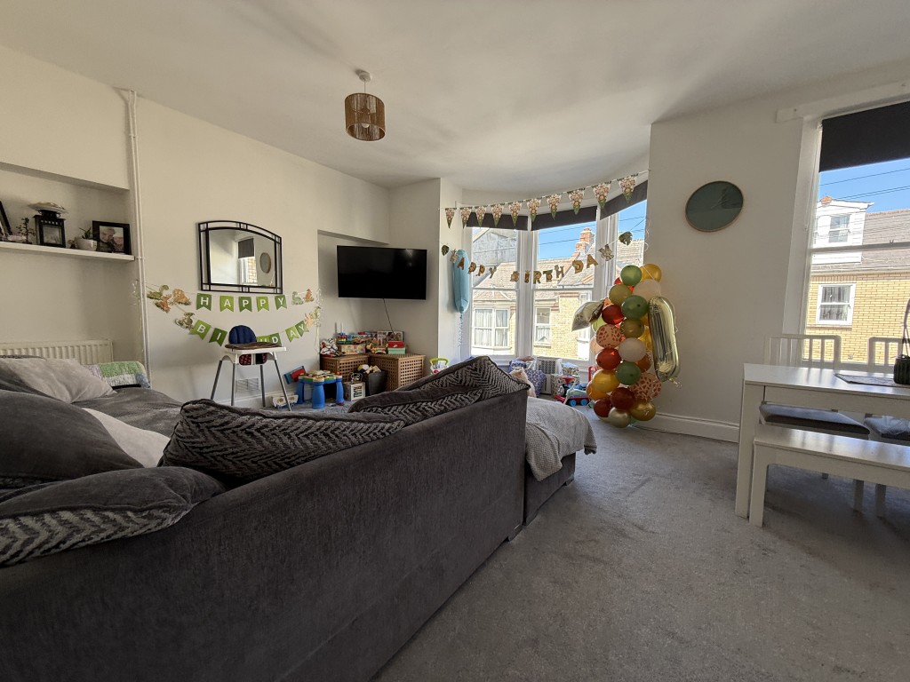 Lot: 73 - FREEHOLD RESIDENTIAL INVESTMENT ARRANGED AS TWO FLATS - Top flat sitting room/dining room